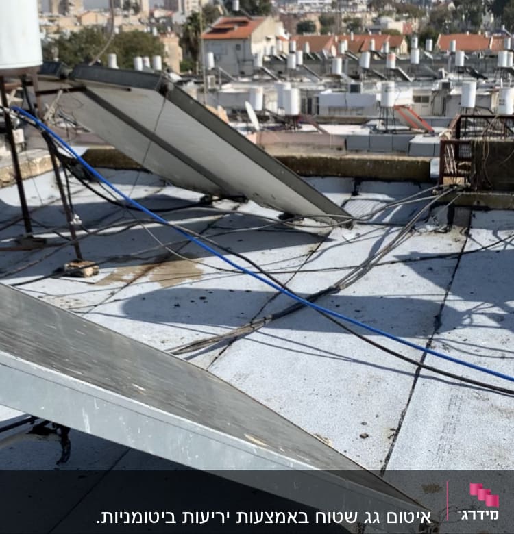 גג עם לוחות סולאריים וכבלים חשמליים